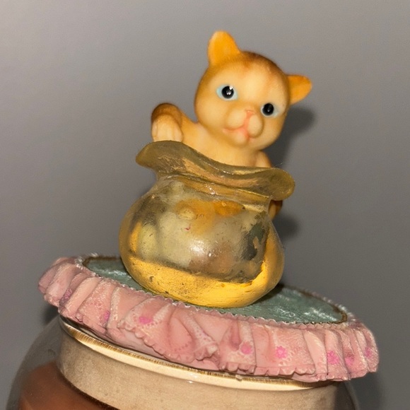 Adorable Cat Figurine with candle - Picture 6 of 8
